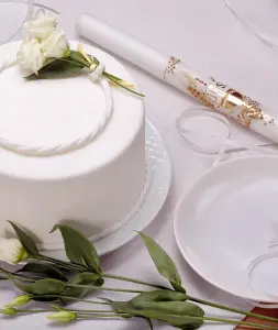Platzkarten Tischkarten Konfirmation Taufe, gerollt, weiß mit Gold, Tischdeko in edlem weiß und Blumen